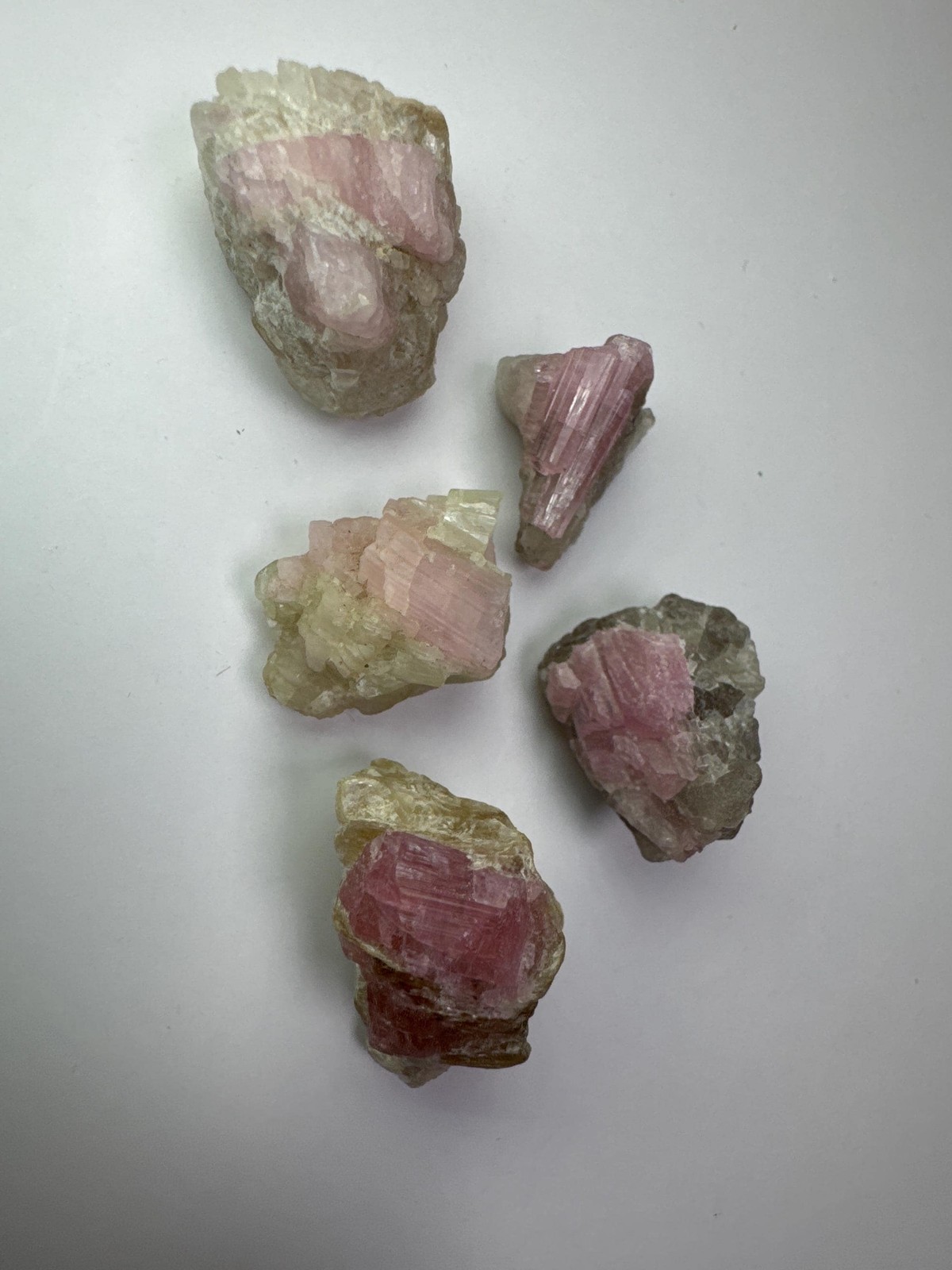 Pink tourmaline on quartz, Smokey Quartz and mica – 5 pieces – 22.2g – .78 oz
