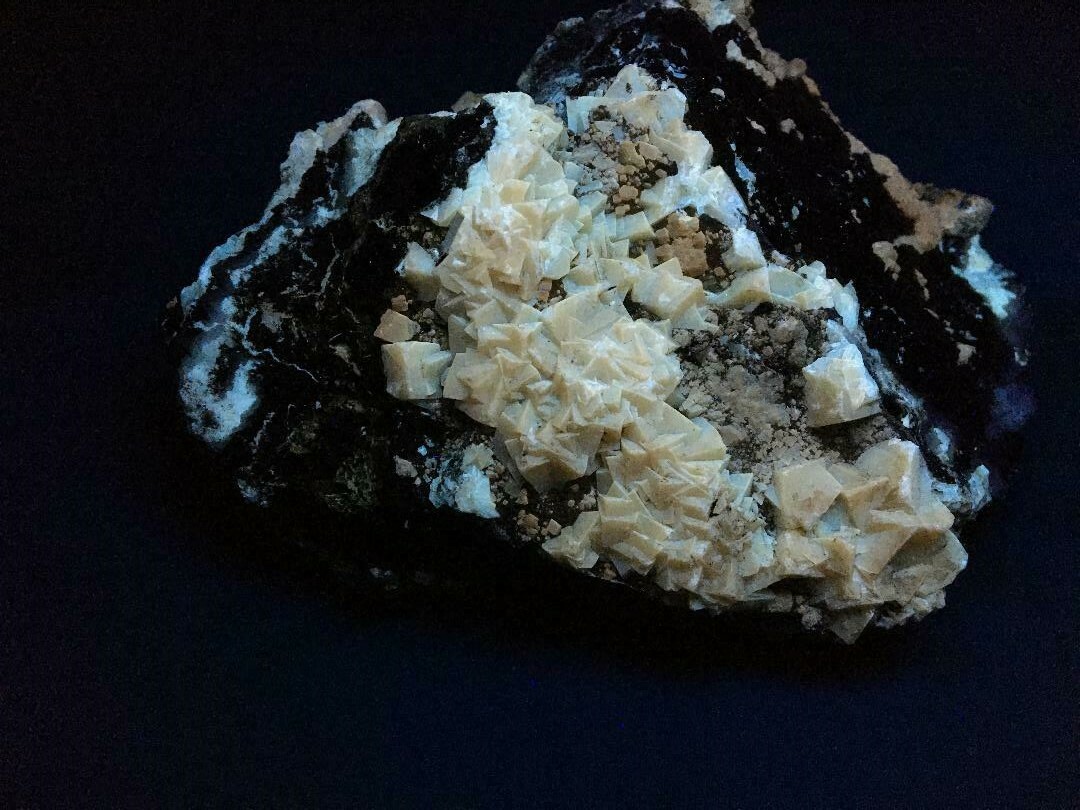 KB: BRIGHT! FL. YELLOW/WHITE & WHITE SW/LW/PHOS. CALCITE XLS. ON MATRIX, OREGON