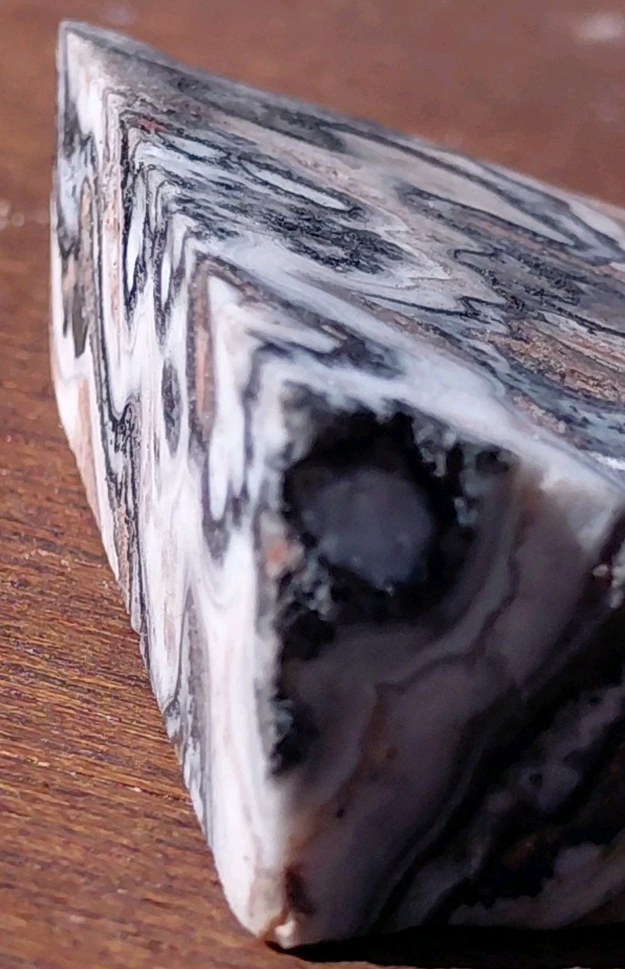 Zebra Calcite Self-Standing “Wedge” Dspl UV Psychedelic Wavey Band 3x 2 1/2″