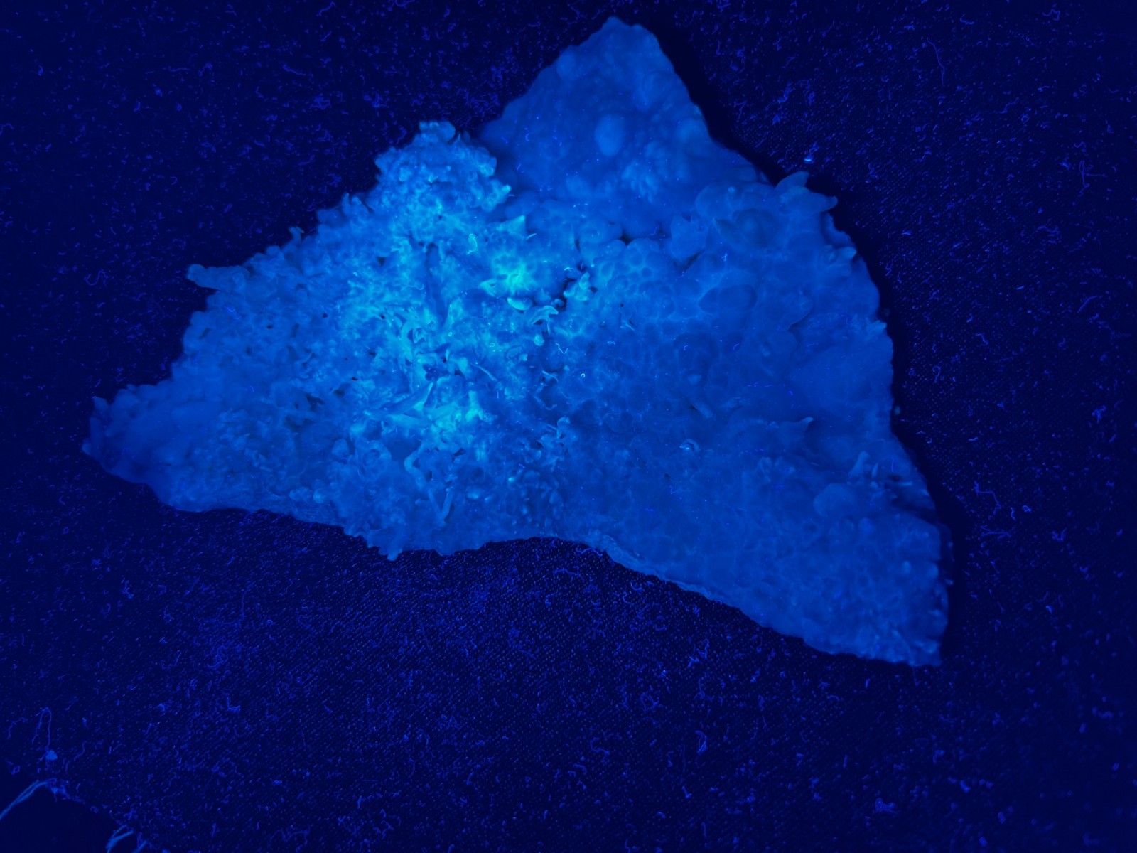 KB: BRIGHT! FL. BLUE/WHITE & YELLOW/WH SW & LW ARAGONITE (FLOS FERRI), AUSTRIA