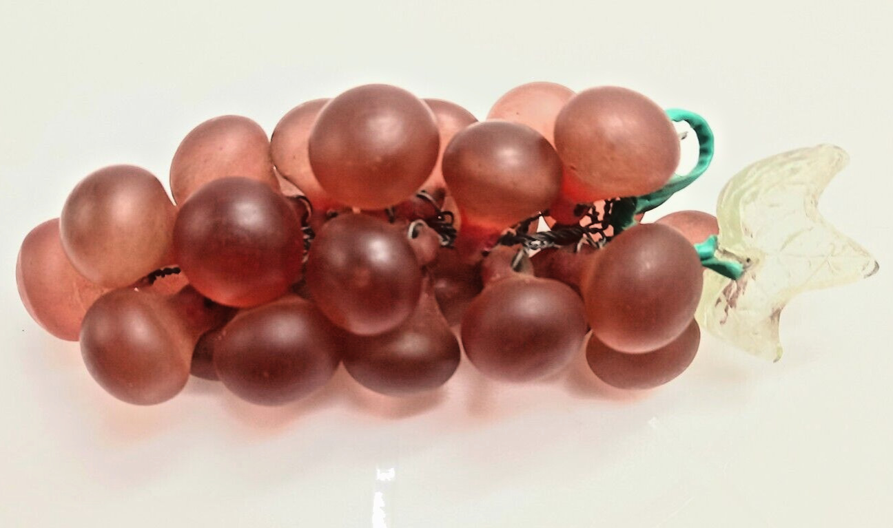 A VTG MCM PURPLE ACRYLIC LUCITE BUNCH (7″ LONG) OF GRAPES (ea. 1.25″) c1965 vg