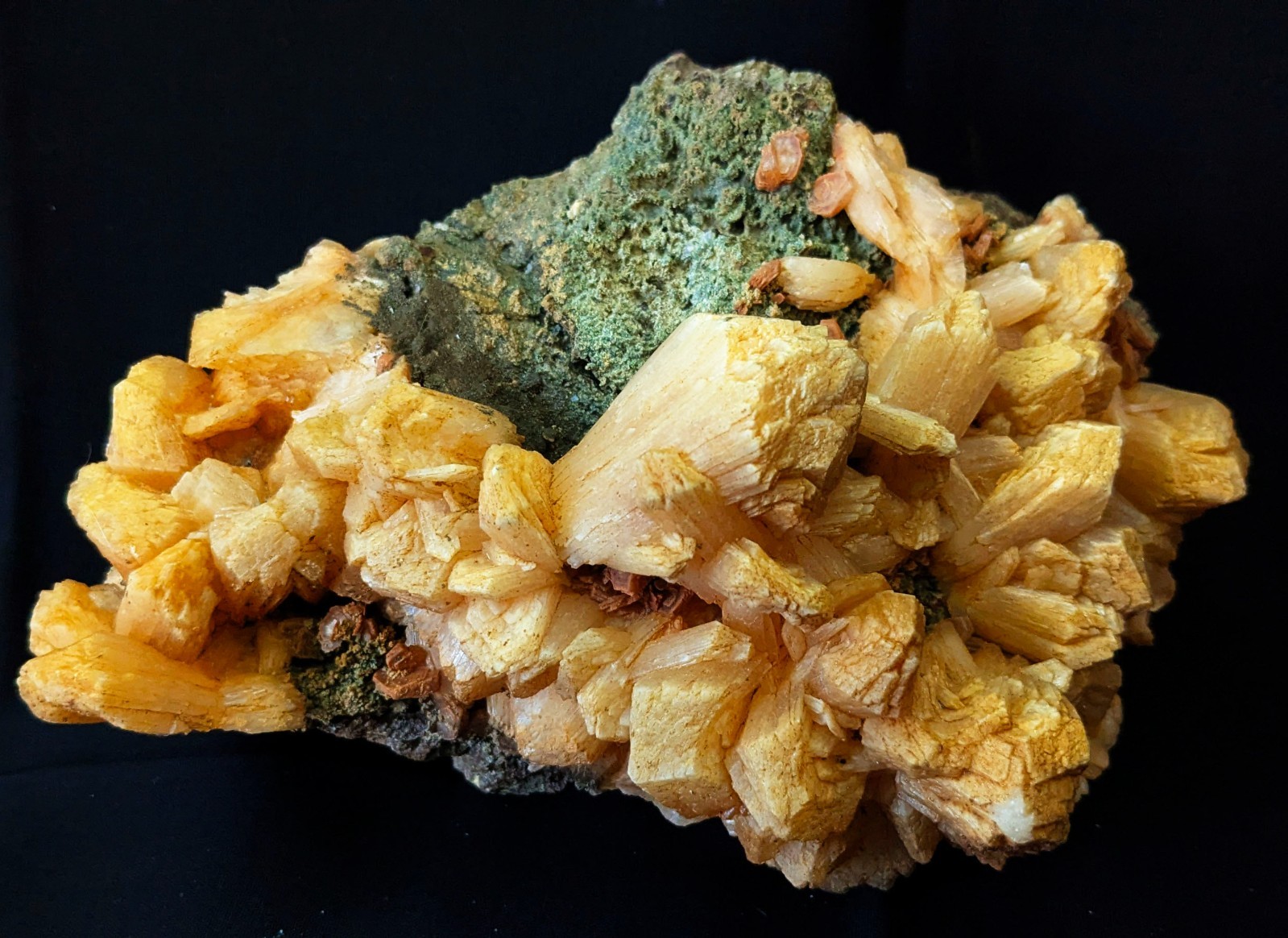 RED BROWN STILBITE BOWS FORMATION ON GREEN MATRIX MINERALS SPECIMEN