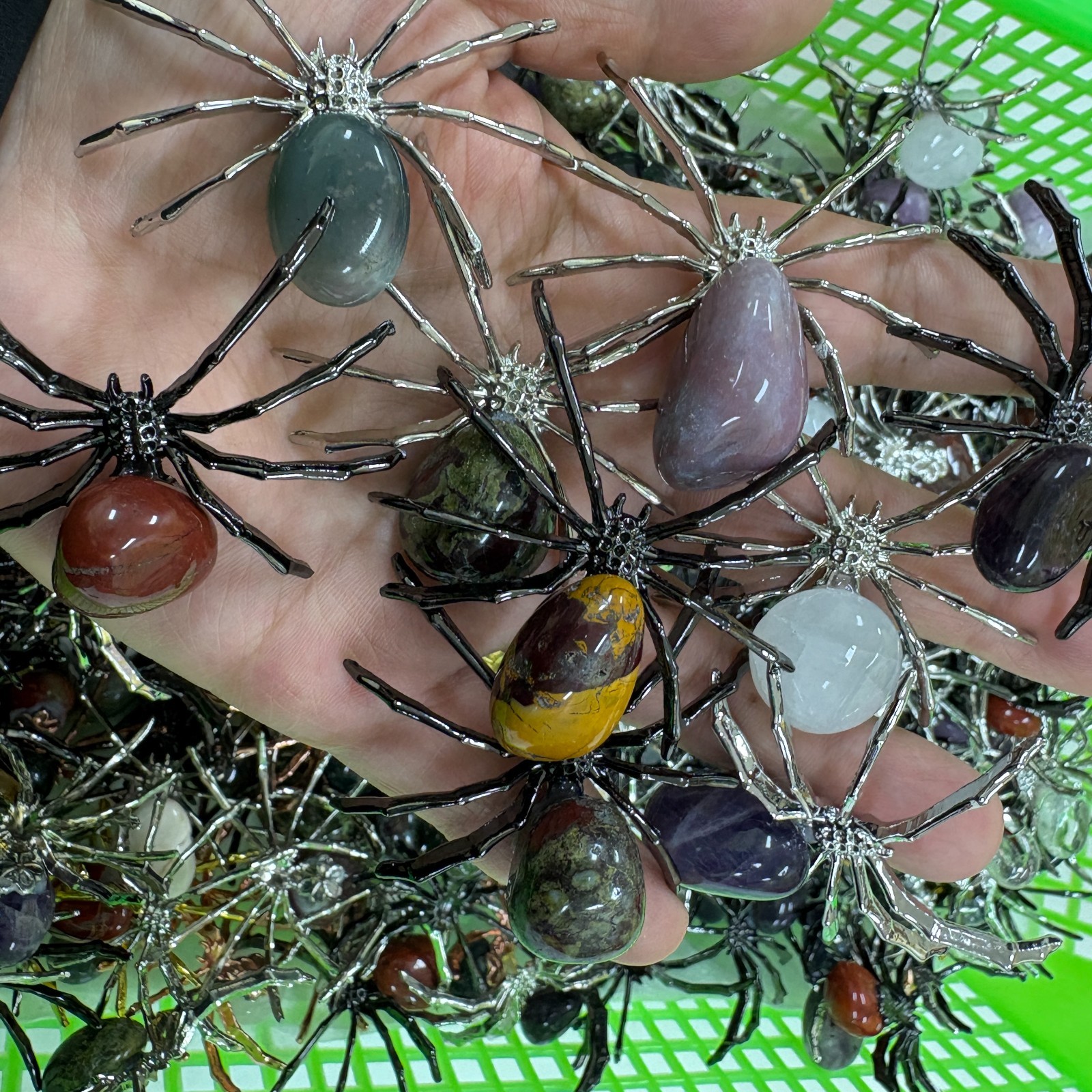 50Pcs Natural mixed material Reiki stone Spider Crystal Quartz Healing Decorate