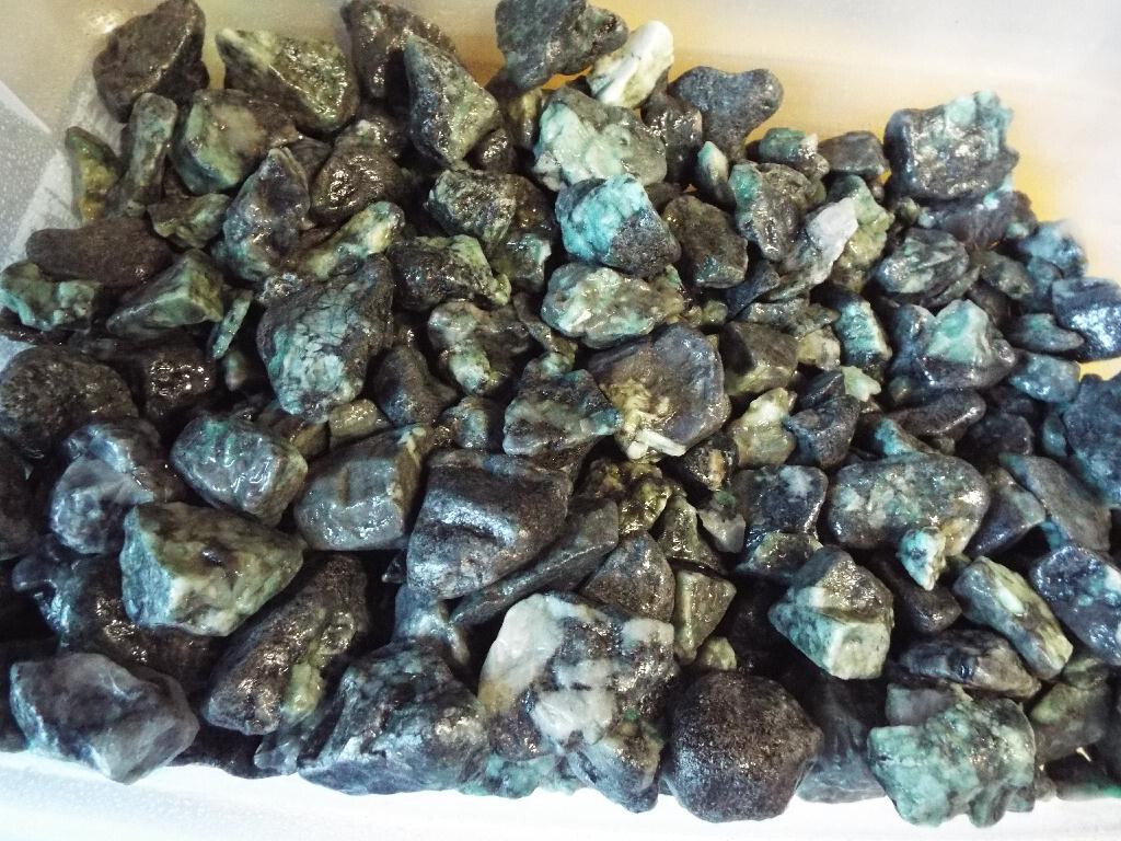 1LB = 2,000 CARATS LOT – EMERALD CRYSTALS IN MINE ROUGH STONE MATRIX