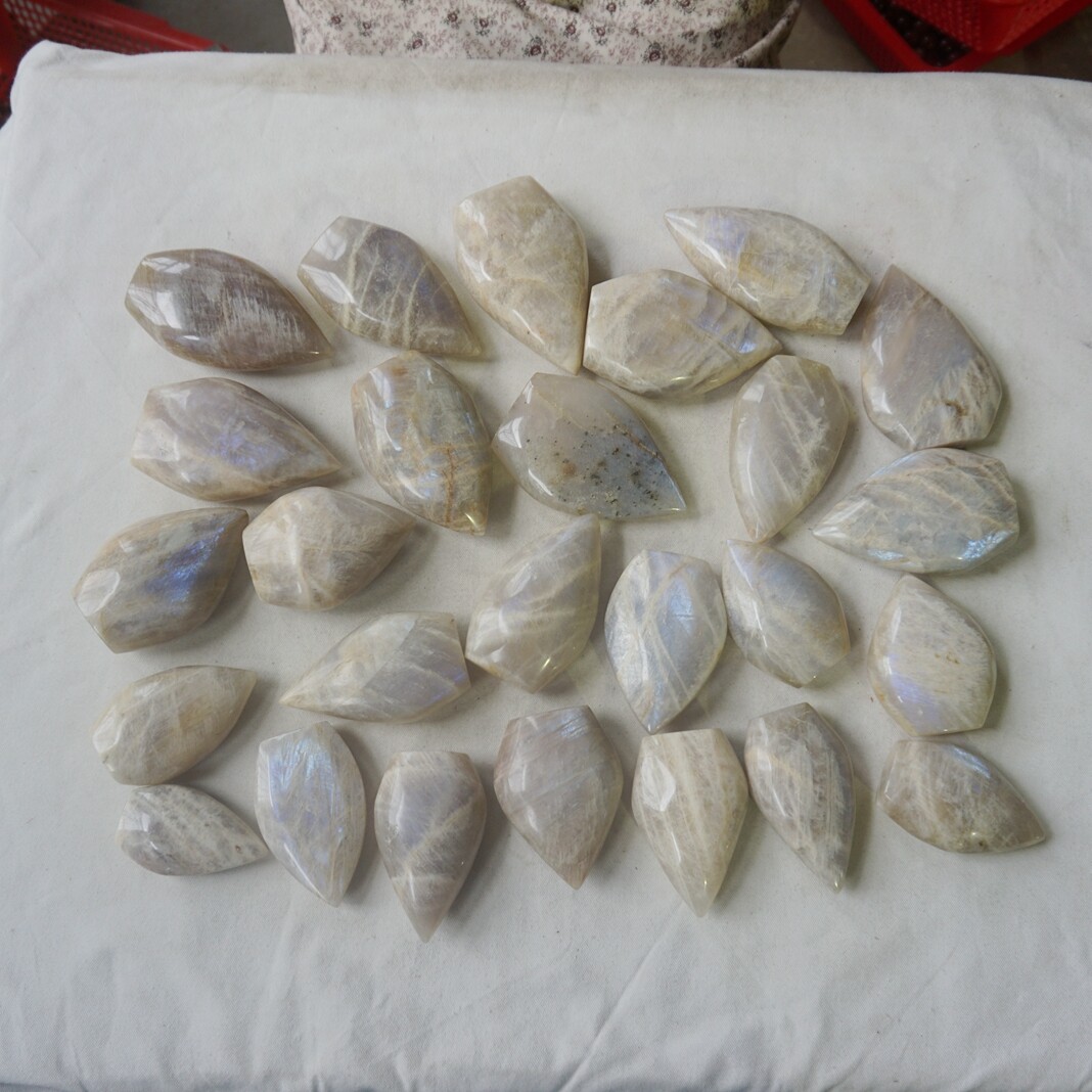 26Pcs Natural Blue Rainbow Moonstone Crystal Palm Stone Point Flame Healing