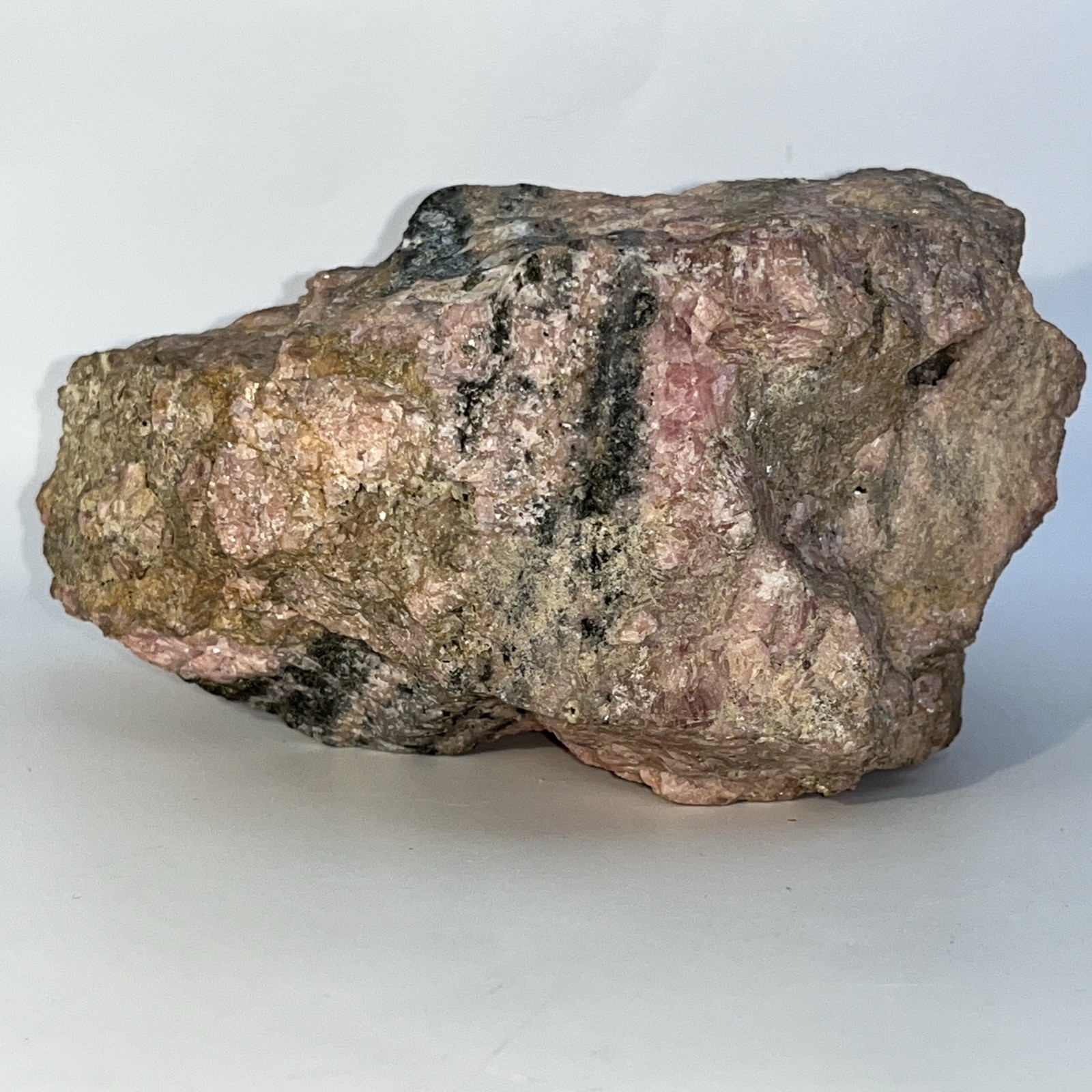 Rhodonite w/Franklinite 940g Franklin NJ 120x90x85mm Rose Pink Gemstone Specimen