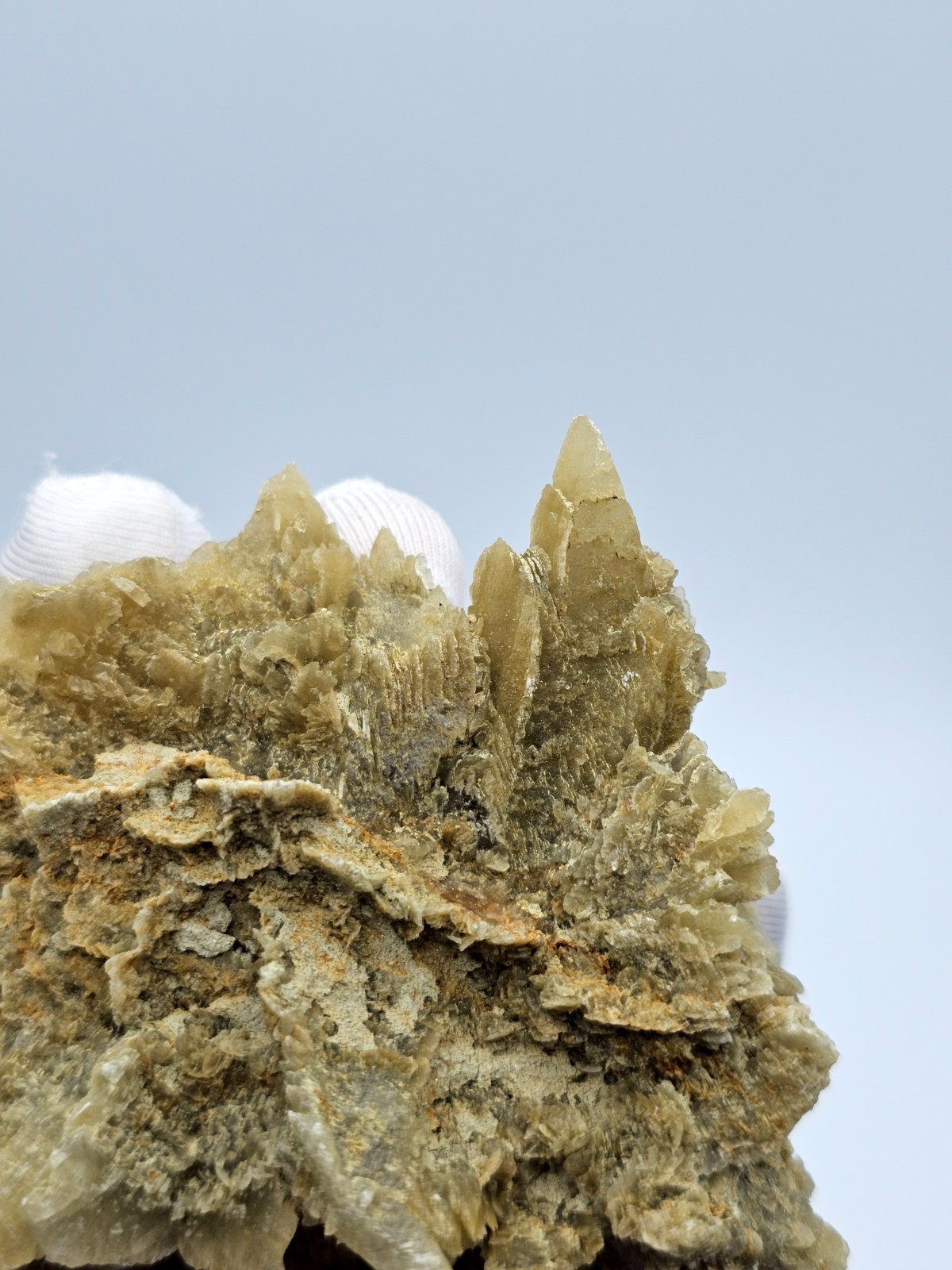 Gypsum crystal, Desert Rose 208 g – a unique Ukrainian sample with fluorescent