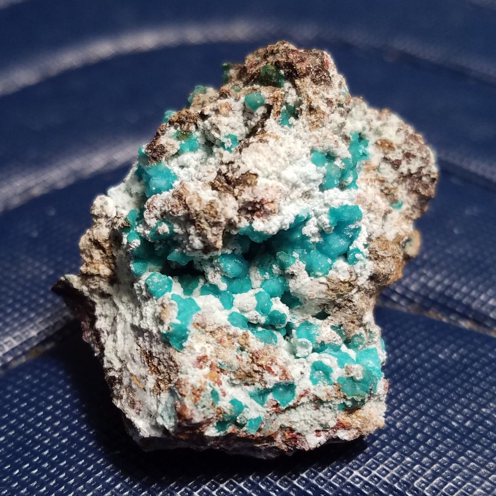 SiG: Blue-Green Greenish-Blue Alumino Adamite Clusters on Matrix from Greece