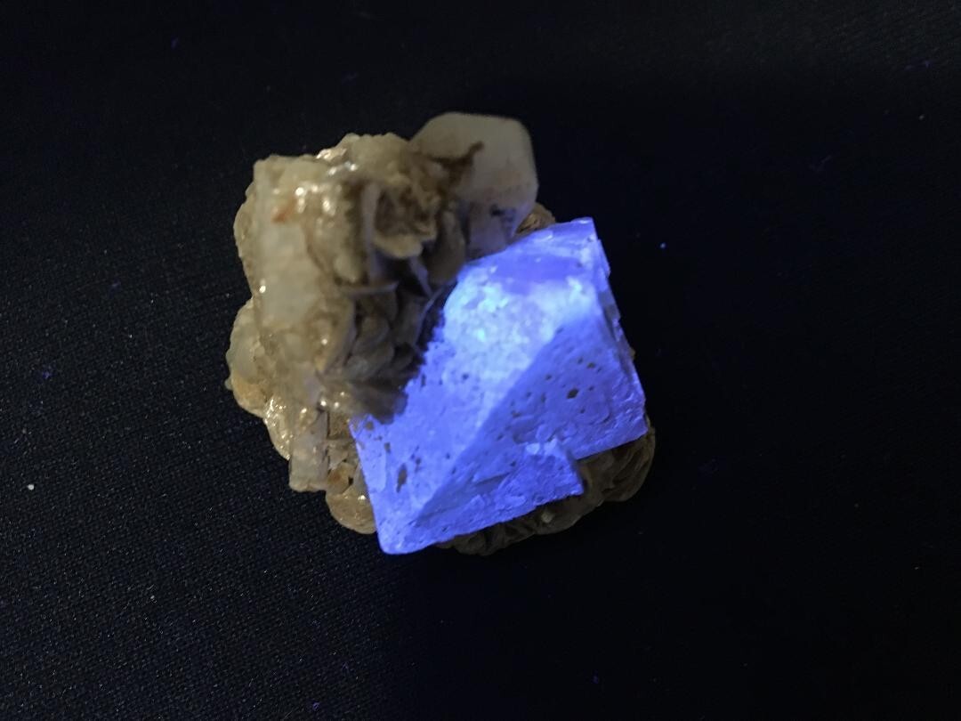 KB: SW FL BRIGHT BLUE/WHITE XL OF SCHEELITE IN MATRIX, SICHUAN PROVINCE, CHINA
