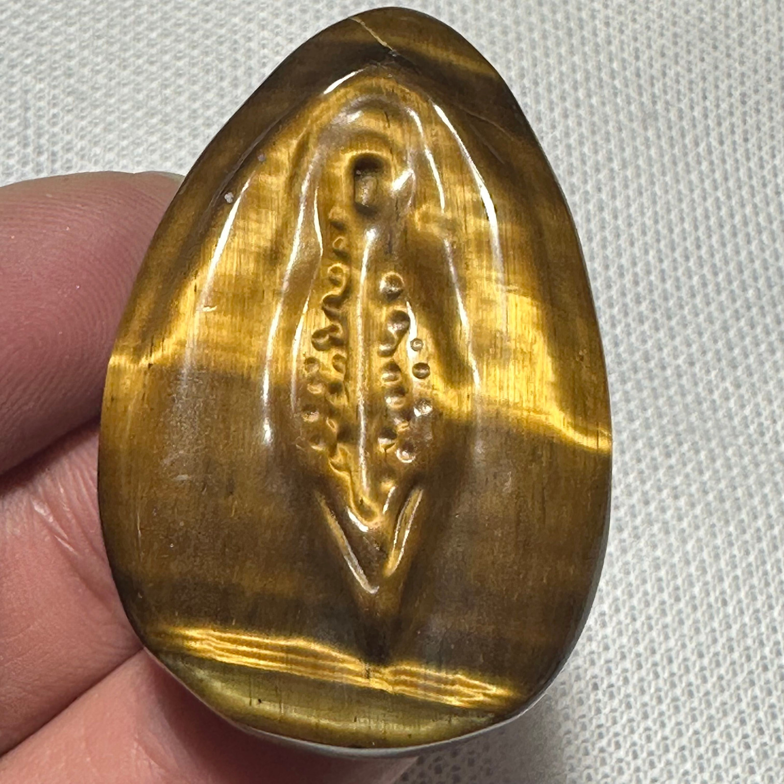Natural Tiger eye Carved Vagina Quartz Skull Crystal Specimen Reiki Healing 1PC