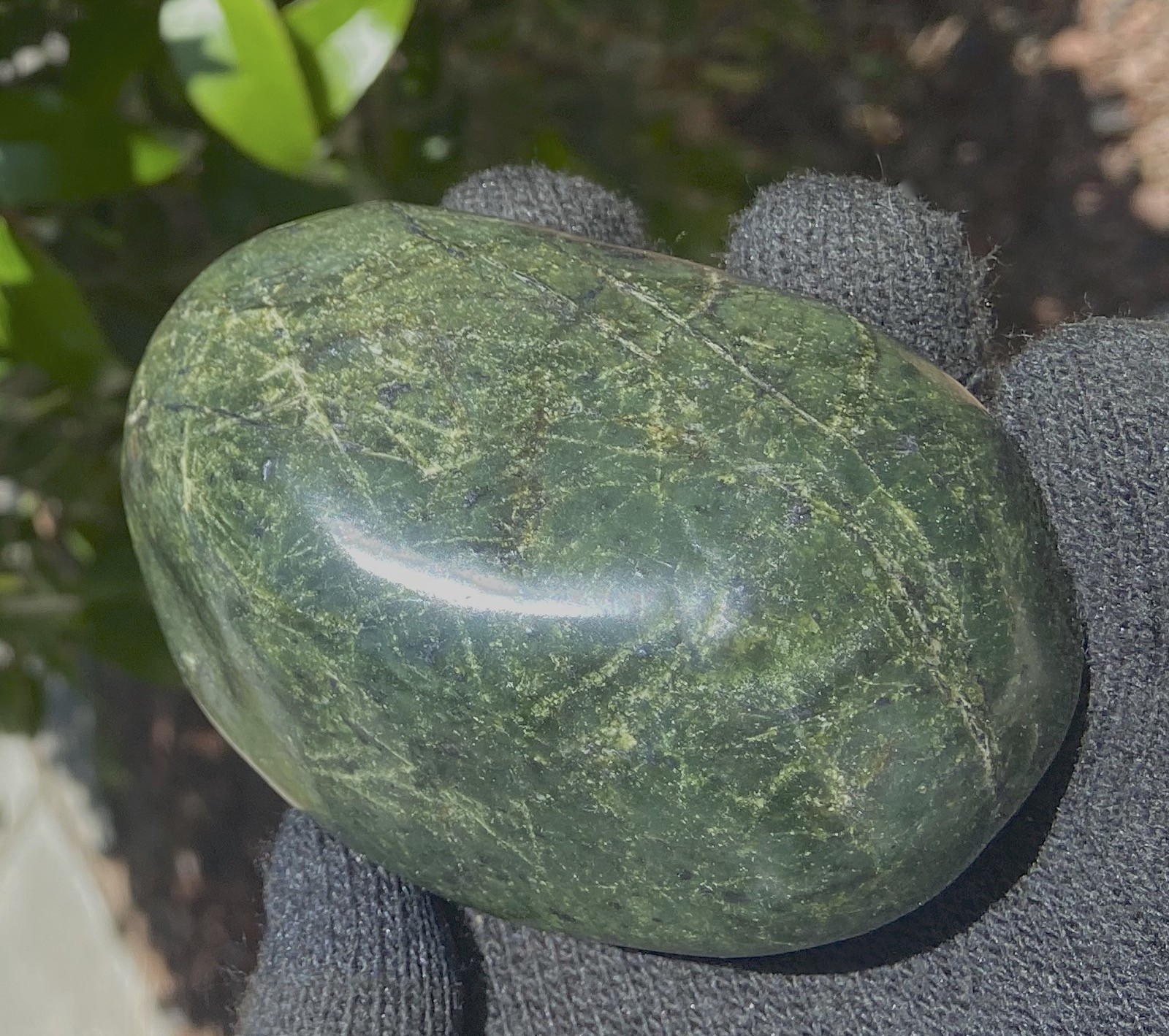 BIG SUR SERPENTINE RICH GREEN BIG POLISHED NUGGET 400 GRAMS -14.1 OZ’s MONTEREY