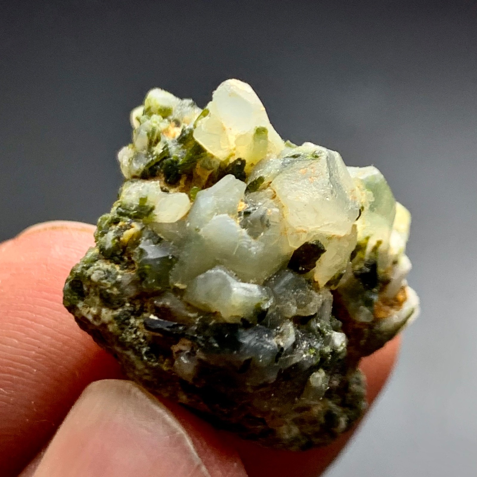 60 CT Terminated Natural Epidot Crystals Bunch with Quartz Pakistan