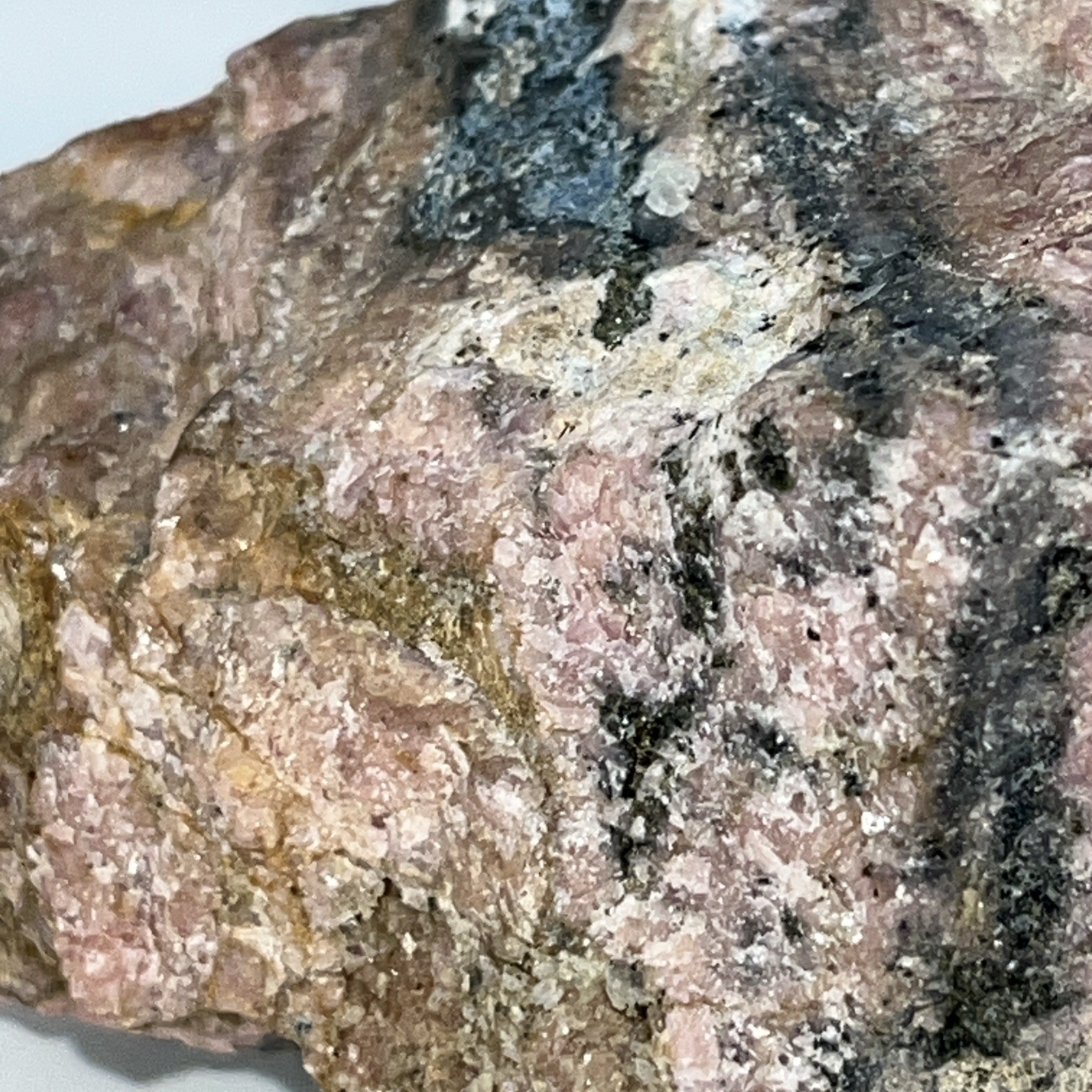 Rhodonite w/Franklinite 940g Franklin NJ 120x90x85mm Rose Pink Gemstone Specimen