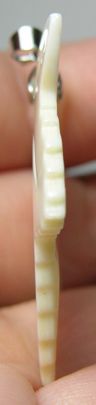#16 1 1/2 in. Asia 100% Natural Hand Carved Mother Of Pearl leaf Pendant 38mm