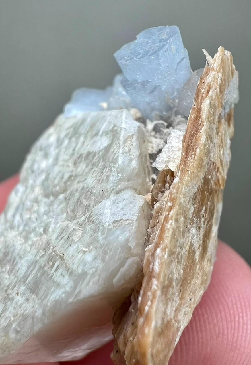 52CT, Top Quality! Natural Sky Blue Aquamarine Crystals with mica on matrix ,PAK