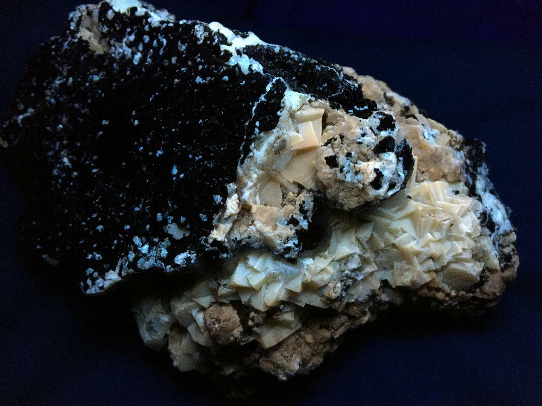 KB: BRIGHT! FL. YELLOW/WHITE & WHITE SW/LW/PHOS. CALCITE XLS. ON MATRIX, OREGON