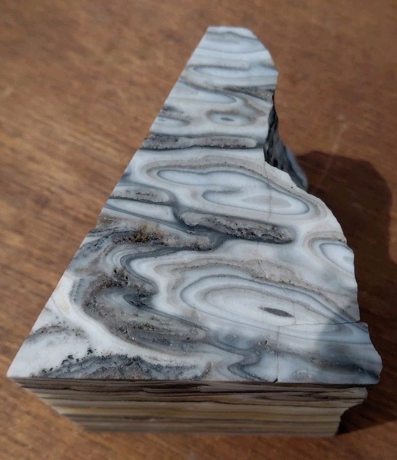 Zebra Calcite Polished Crystal Pyramid 2 3/4Lb Bands UV+ 4 3/4″× 3 1/2″ ×3 1/2
