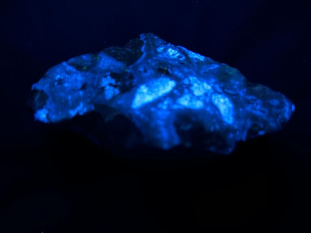 KB: RICH! SW FL BRIGHT BLUE/WHITE SCHEELITE WITH WOLFRAMITE FROM AUSTRALIA