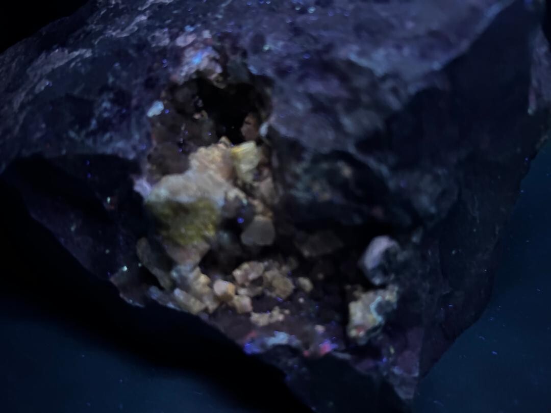 KB: BRIGHT! FL. YELLOW/WHITE SW/LW WELOGANITE XLS. FROM FRANCON QUARRY, CANADA
