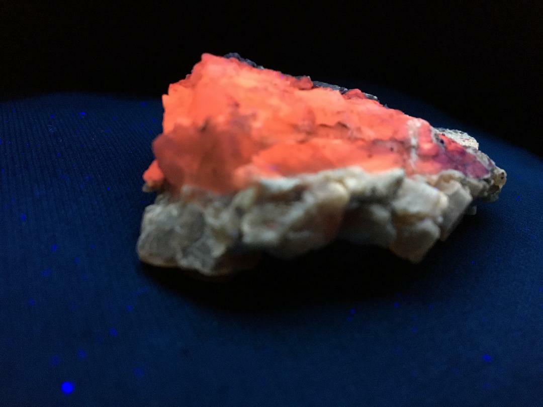 KB: BRIGHT!! FL. YELLOW/WHITE & RED CALCITE XLS. SW & PHOS., STRONTIAN, SCOTLAND
