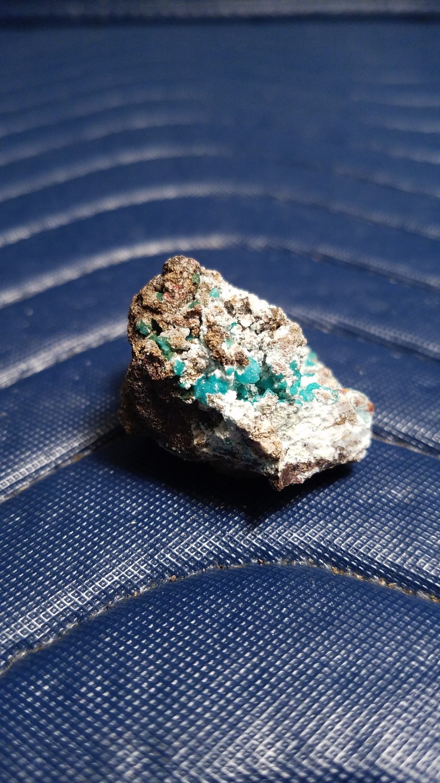 SiG: Blue-Green Greenish-Blue Alumino Adamite Clusters on Matrix from Greece