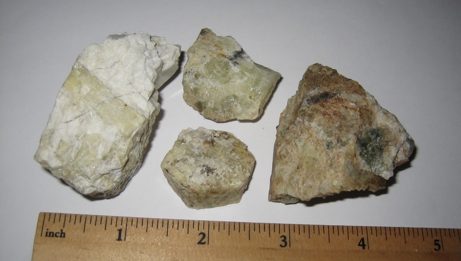 4 NATURAL 1″- 2″ HELIODOR YELLOW BERYL CRYSTALS IN MATRIX NH USA ~ 155.4grams *1