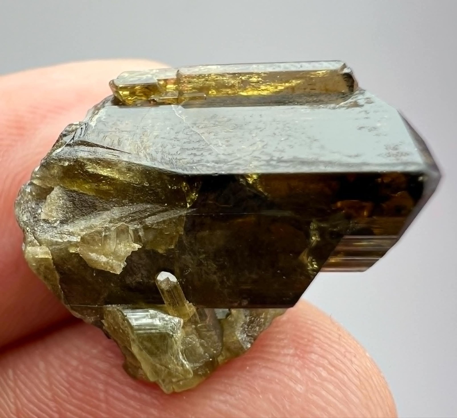 27 CT Natural Classic Epidote Crystal From Skardu Pakistan s-9