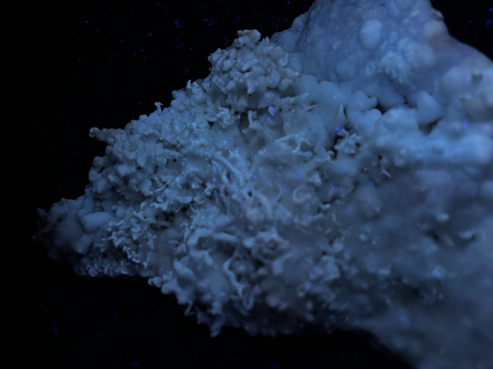KB: BRIGHT! FL. BLUE/WHITE & YELLOW/WH SW & LW ARAGONITE (FLOS FERRI), AUSTRIA