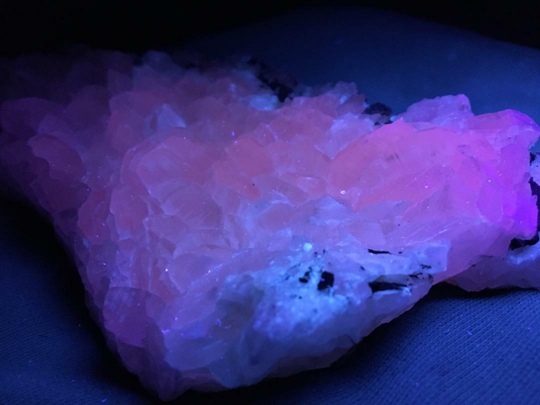 KB: BRIGHT! UNUSUAL SW FL. & PHOS. PINK & WHITE CALCITE XLS. FROM GENOVA, ITALY