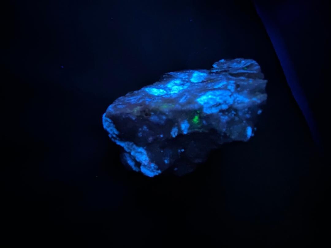 KB: RICH! SW FL BRIGHT BLUE/WHITE SCHEELITE WITH WOLFRAMITE FROM AUSTRALIA