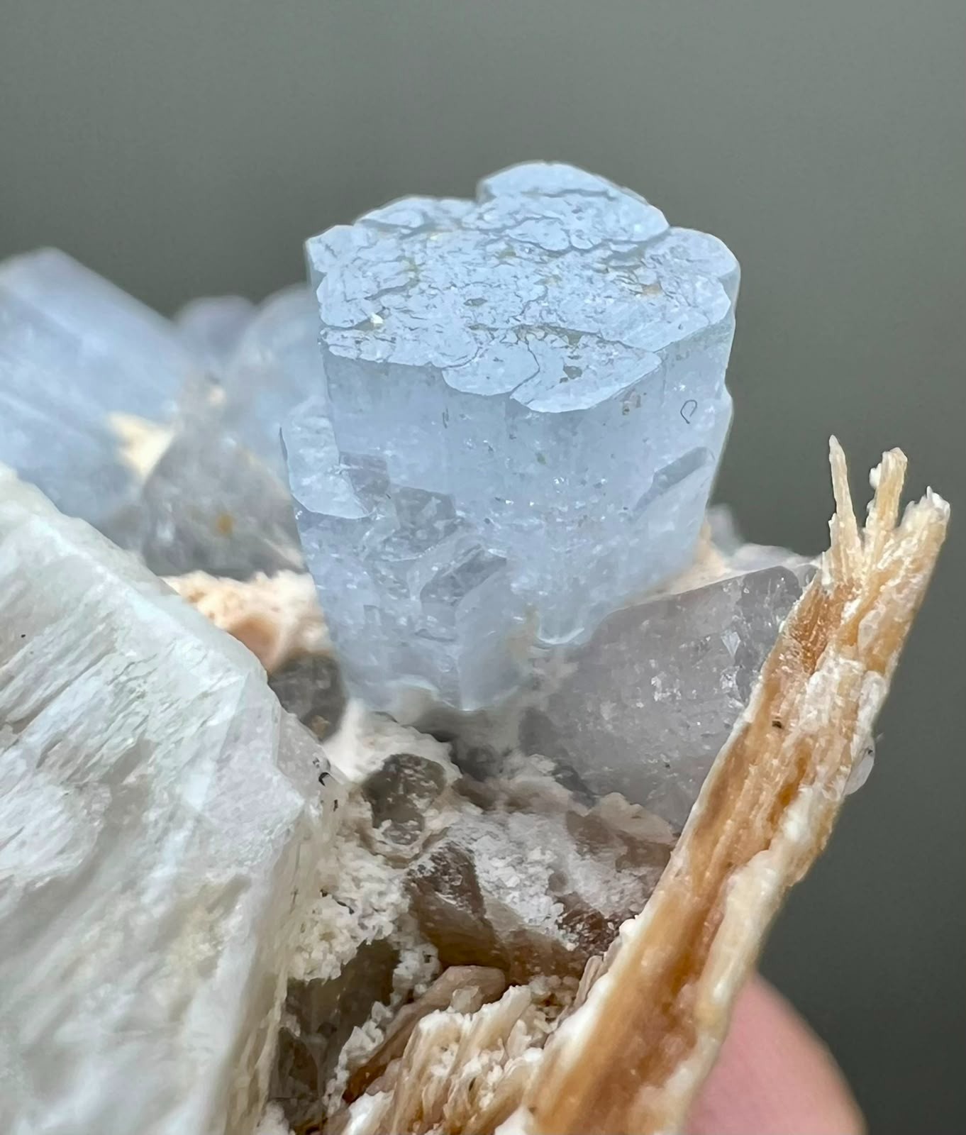 52CT, Top Quality! Natural Sky Blue Aquamarine Crystals with mica on matrix ,PAK