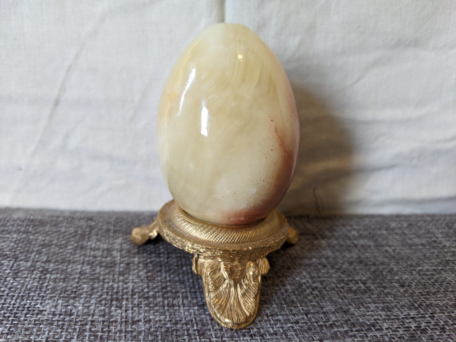 Reddish White Onyx Easter Egg Natural Crystal Banded Mineral – With Stand
