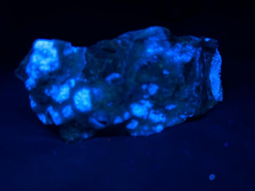 KB: RICH! SW FL BRIGHT BLUE/WHITE SCHEELITE WITH WOLFRAMITE FROM AUSTRALIA