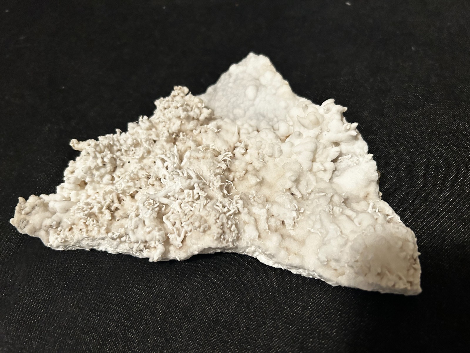 KB: BRIGHT! FL. BLUE/WHITE & YELLOW/WH SW & LW ARAGONITE (FLOS FERRI), AUSTRIA