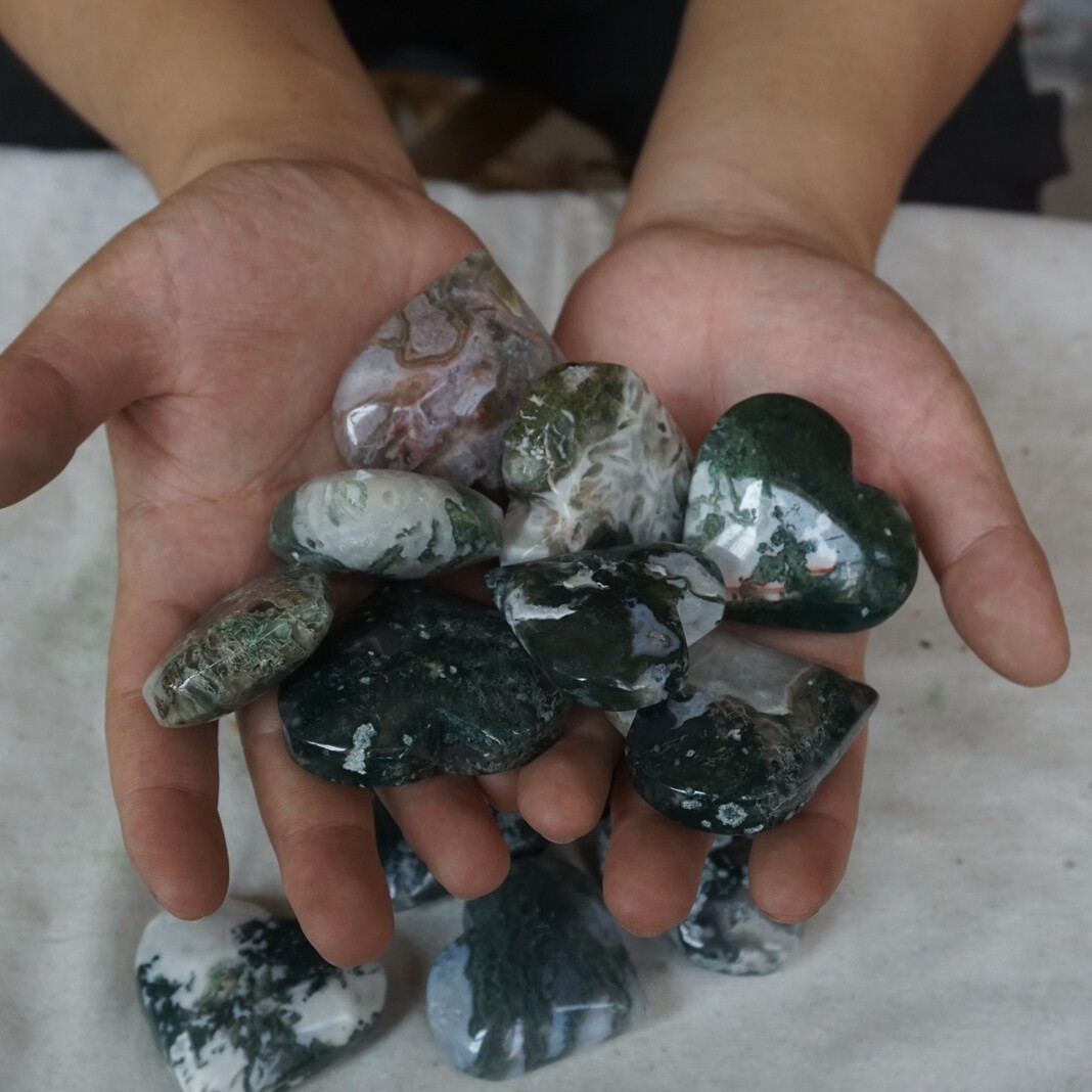 2.2LB 12Pcs Natural Moss Agate Carnelian Quartz Crystal Heart Palm Stone Healing