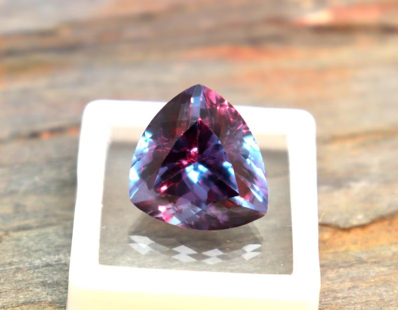 Color Changing Alexandrite Stone Trillion Cut AAA Faceted Alexandrite 8 Ct