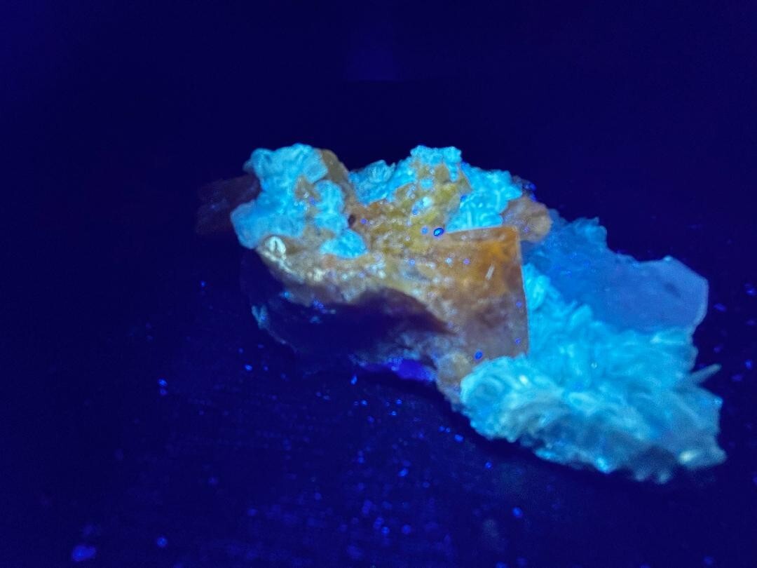 KB: GREAT! SW FL BRIGHT BLUE/WHITE, LW ORANGE SCHEELITE, SICHUAN PROVINCE, CHINA