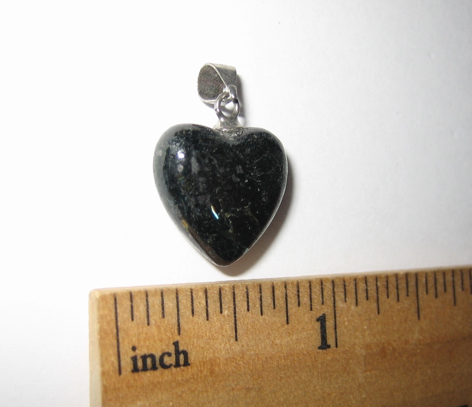 15mm RARE! POLISHED NATURAL AUTHENTIC NUUMMITE STONE HEART PENDANT GREENLAND *1