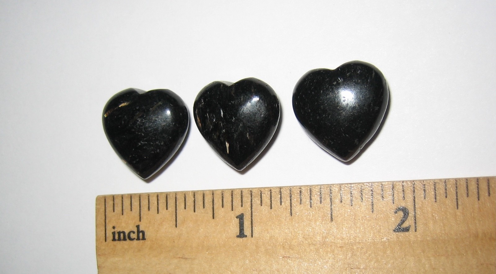 3pc 15mm RARE POLISHED NATURAL AUTHENTIC NUUMMITE STONE HEARTS FROM GREENLAND *3