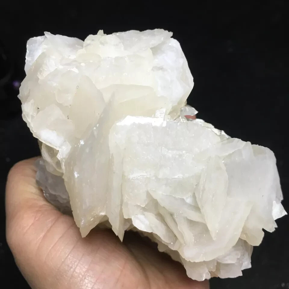 558g Rare pink fluorescent calcite comes from Chenzhou, Hunan, China