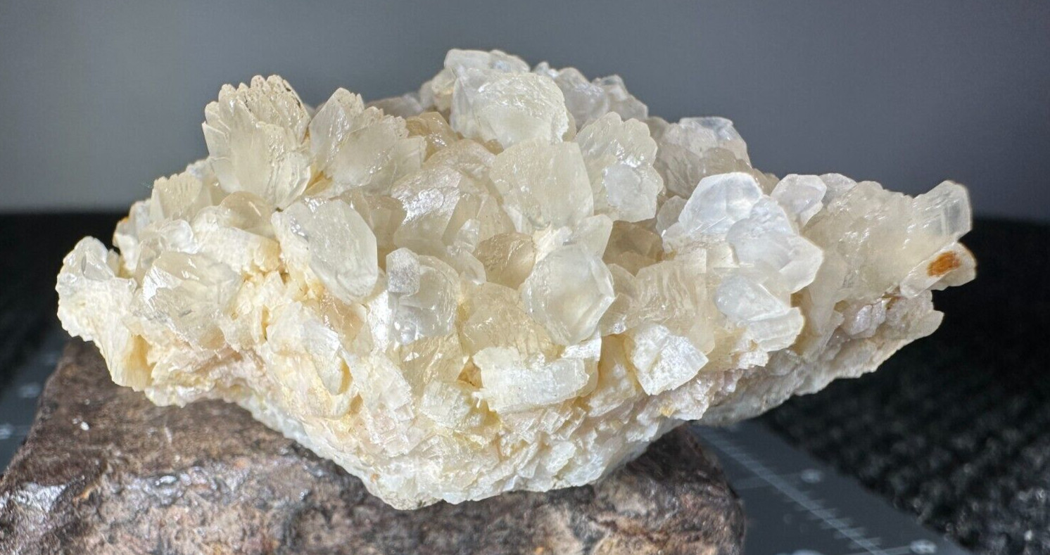 ➤ 2-1/2″ PHOSFLUORESCENT CREAM CALCITE on DOLOMITE Corydon Indiana VIDEO➤465
