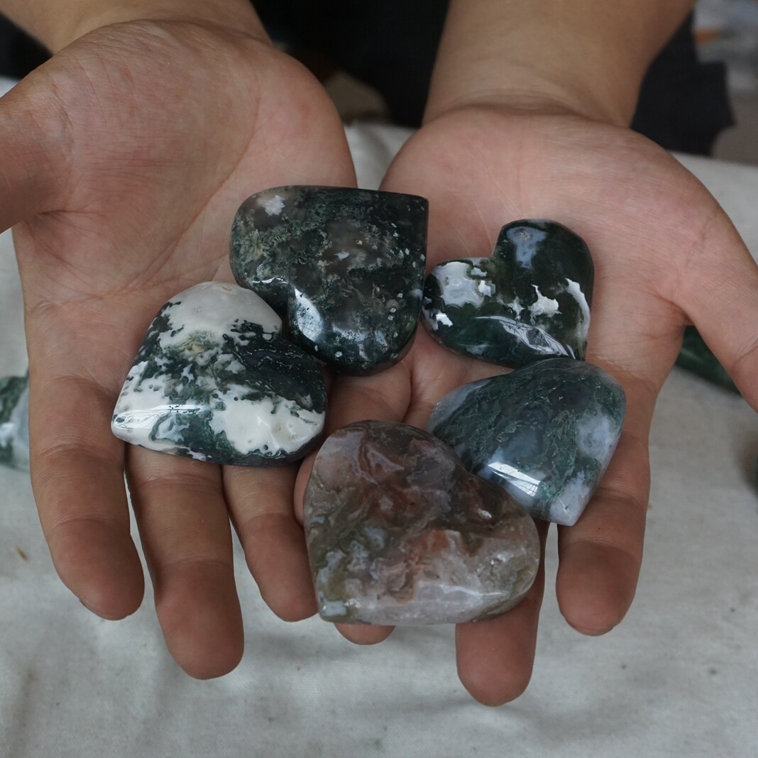 2.2LB 12Pcs Natural Moss Agate Carnelian Quartz Crystal Heart Palm Stone Healing