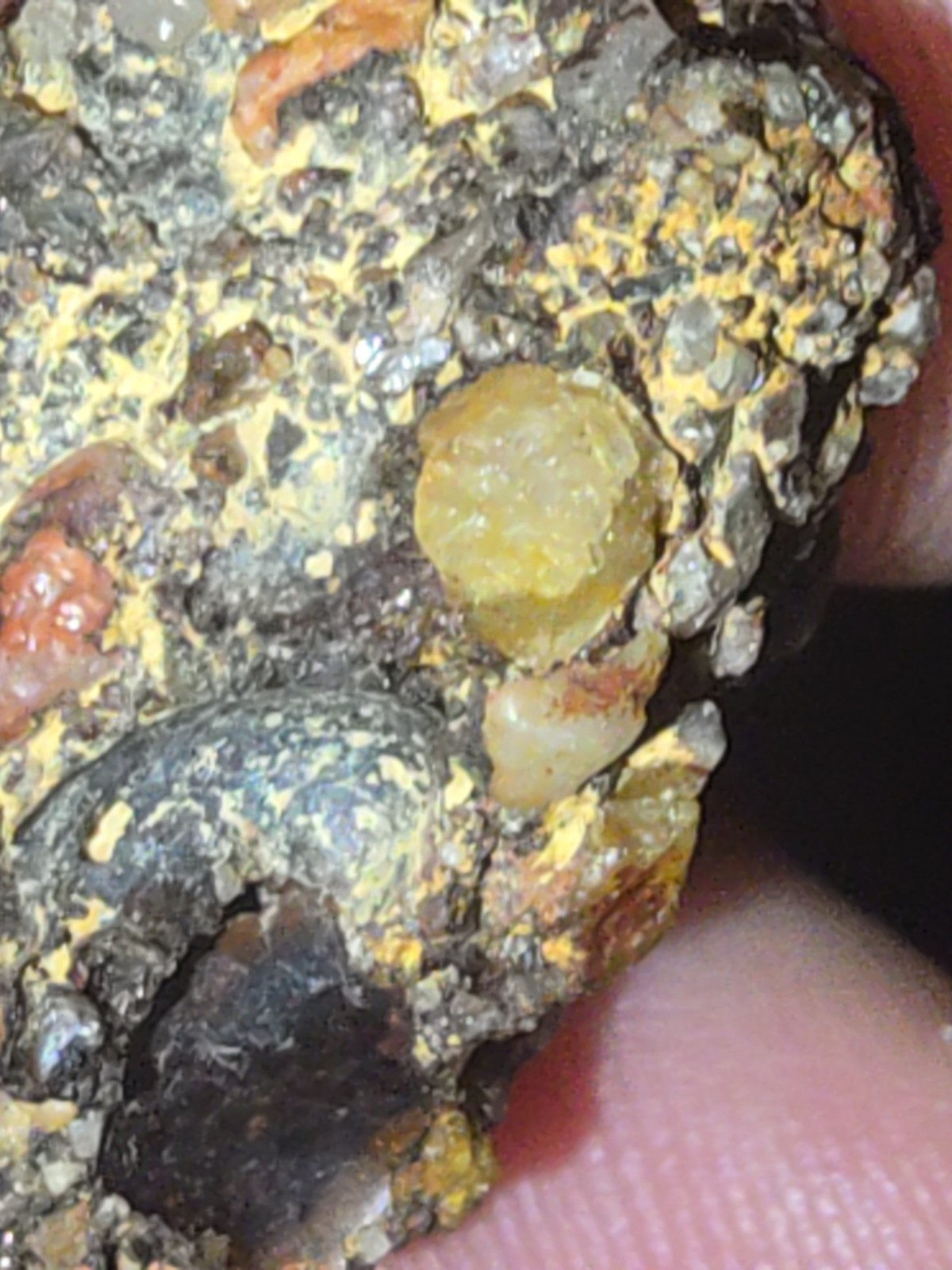 Bearing diamond rock that’s 1 1/2 tall by 1 1/4 inches in whith.