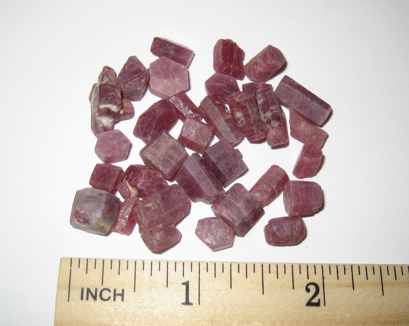 32 QUALITY NATURAL 0.2″- 0.4″ RUBY CRYSTAL MINERALS FROM MADAGASCAR 25.4grams *5
