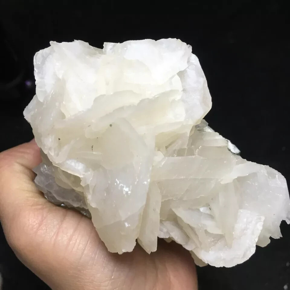 558g Rare pink fluorescent calcite comes from Chenzhou, Hunan, China