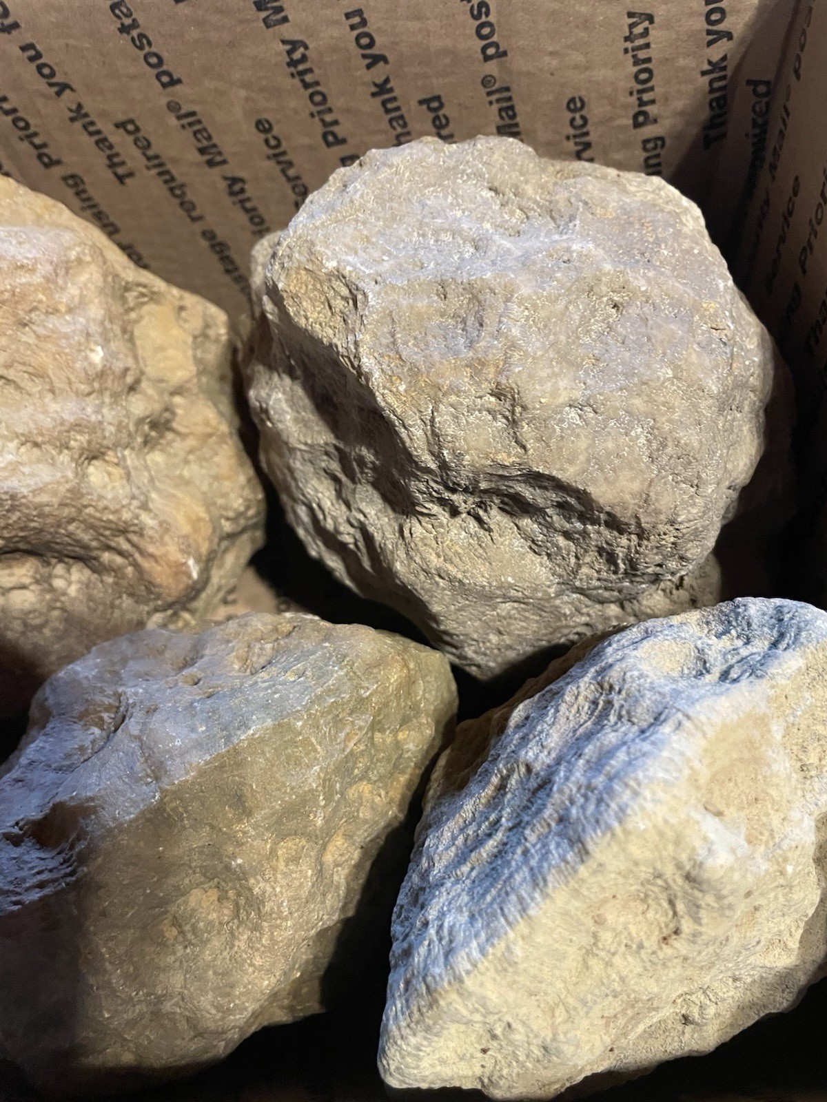 BOX OF KENTUCKY GEODES:5 BIG GEODES *5=22 LBS.