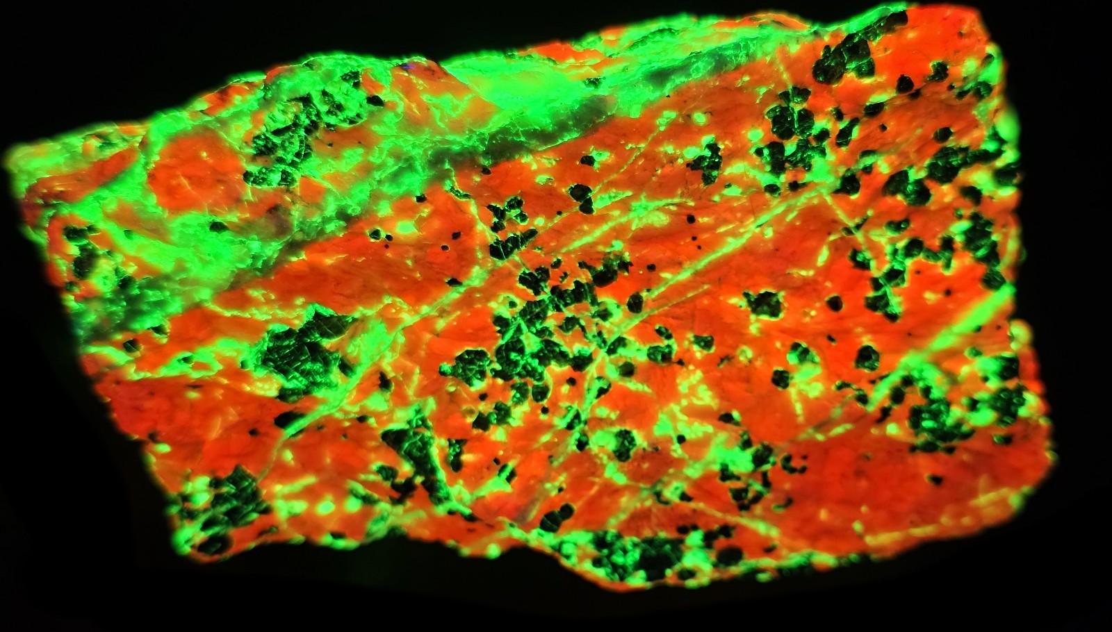 FRANKLIN NJ FLUORESCENT BRIGHT GREEN WHITE WILLEMITE-FIRE ENGINE RED CALCITE