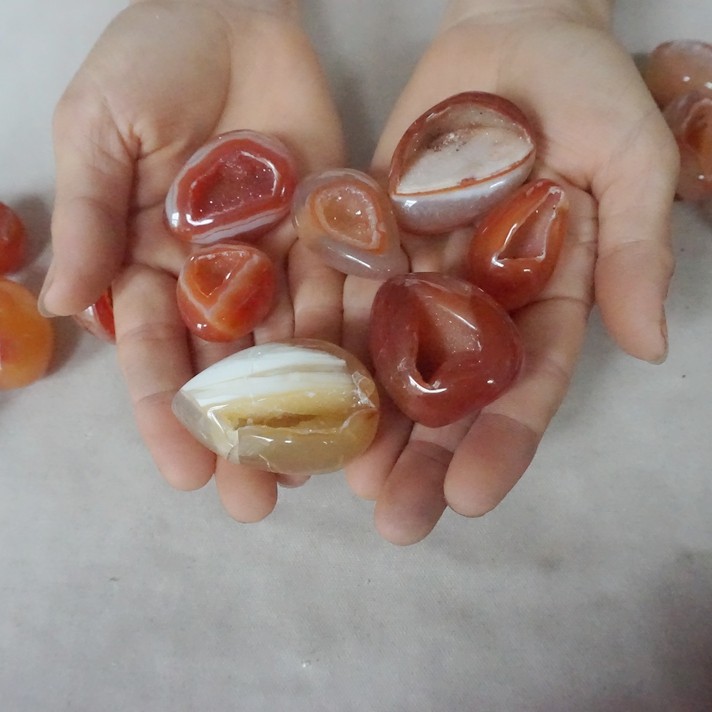 2.2LB 32 Natural Red Carnelian Agate Crystal Geode Egg Carved Palm Stone Healing