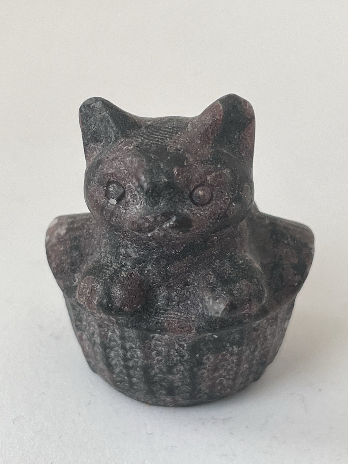Firework Garnet Crystal/Gemstone Mini Cat in Cupcake Carving 1 1/2″ x 1 1/4 35G