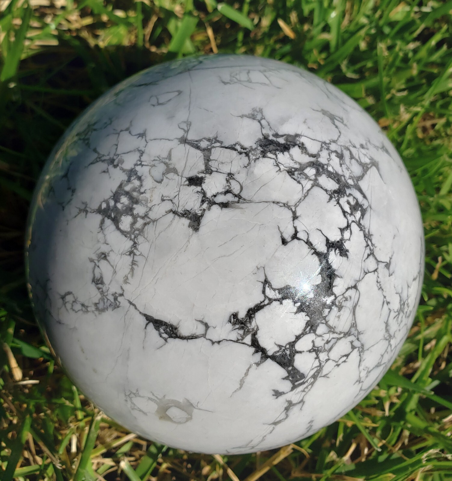 4.0″ Howlite Quartz Crystal Sphere Orb Ball Stone UV Fluorescence, 1812g